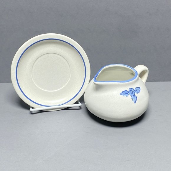 Vintage Pfaltzgraff Yorktowne Gravy Sauce Boat and Underplate Drip Tray Plate - Picture 2 of 11